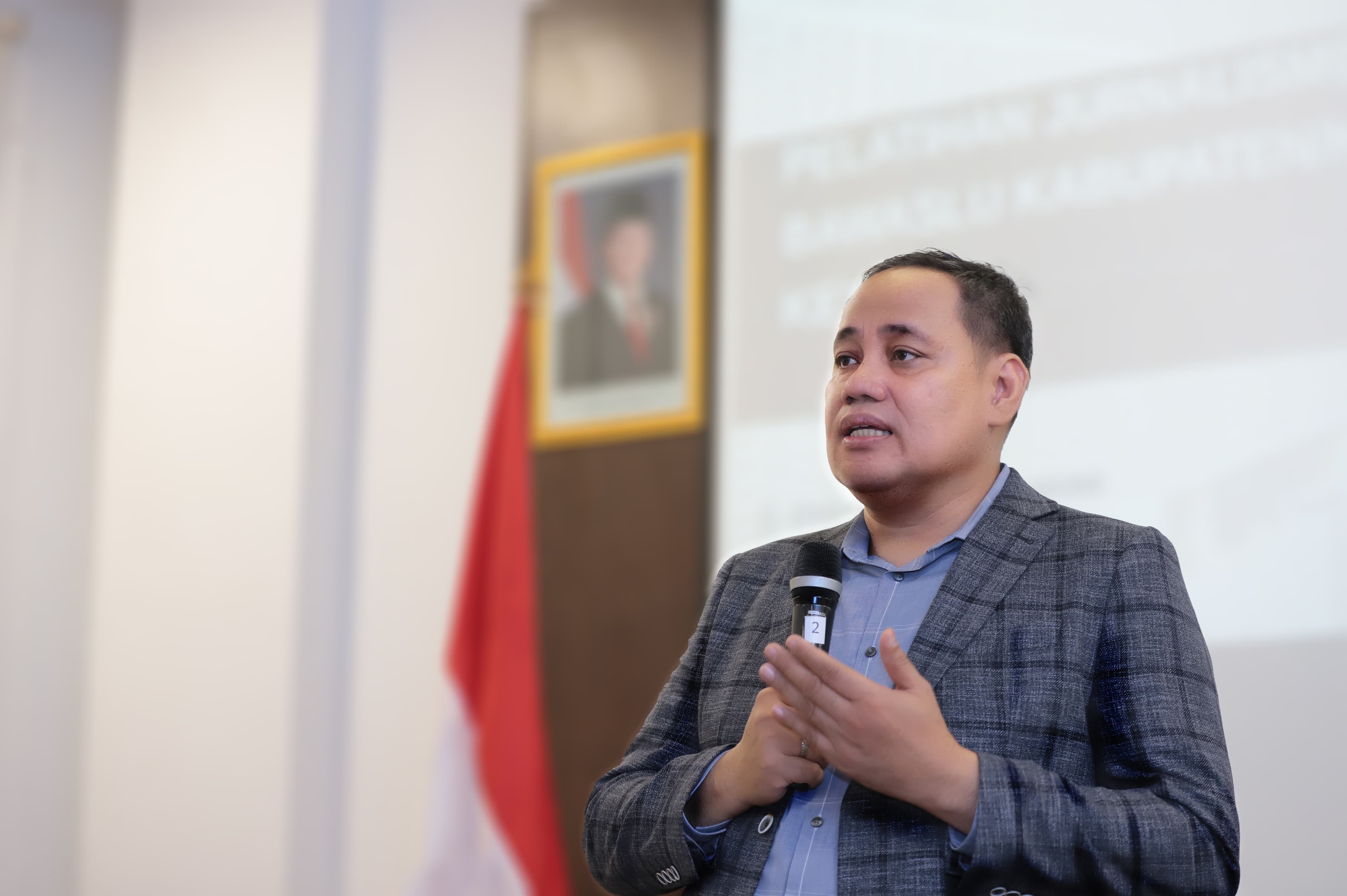 Dr. Herwyn J. H. Malonda saat berbicara dalam forum resmi